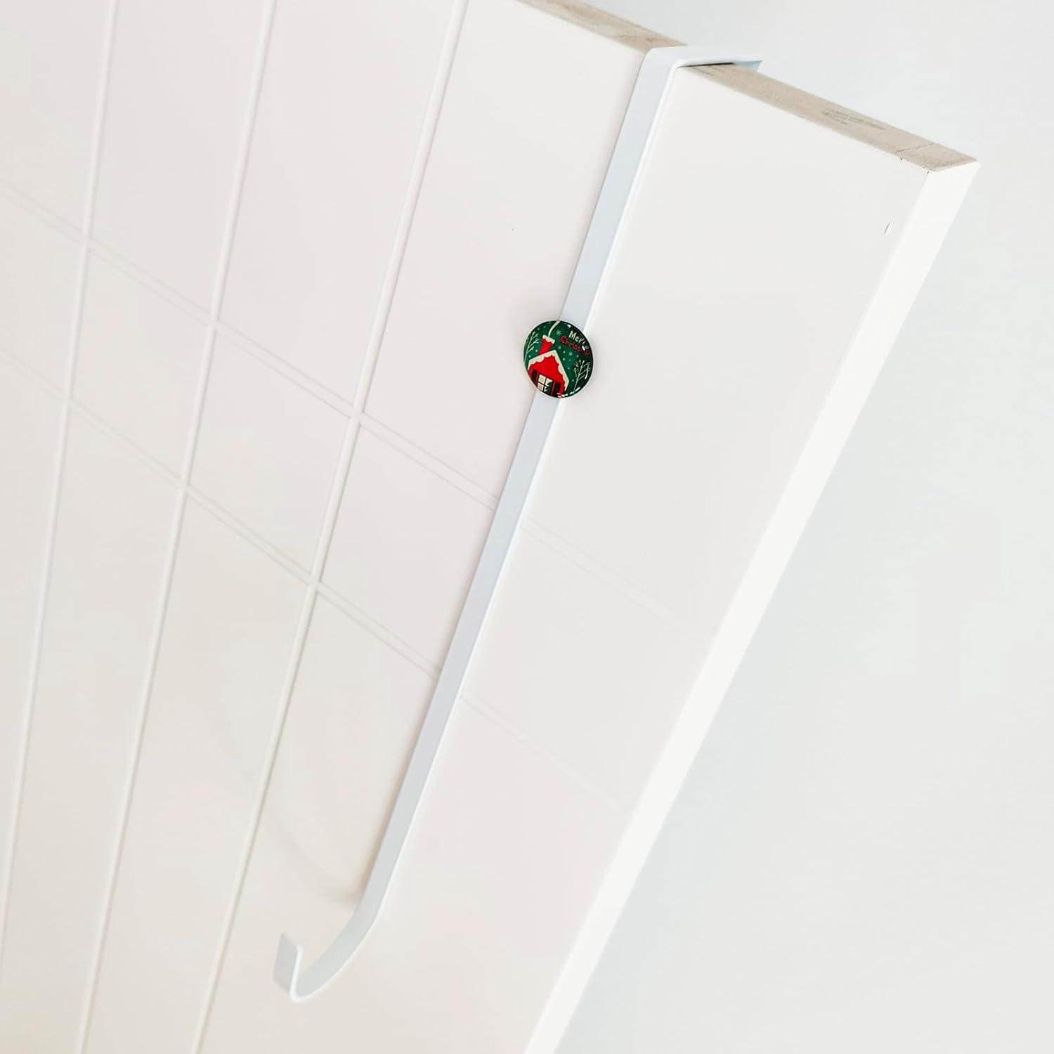 Over The Door Wreath Hanger with 2 Decorative Magnets