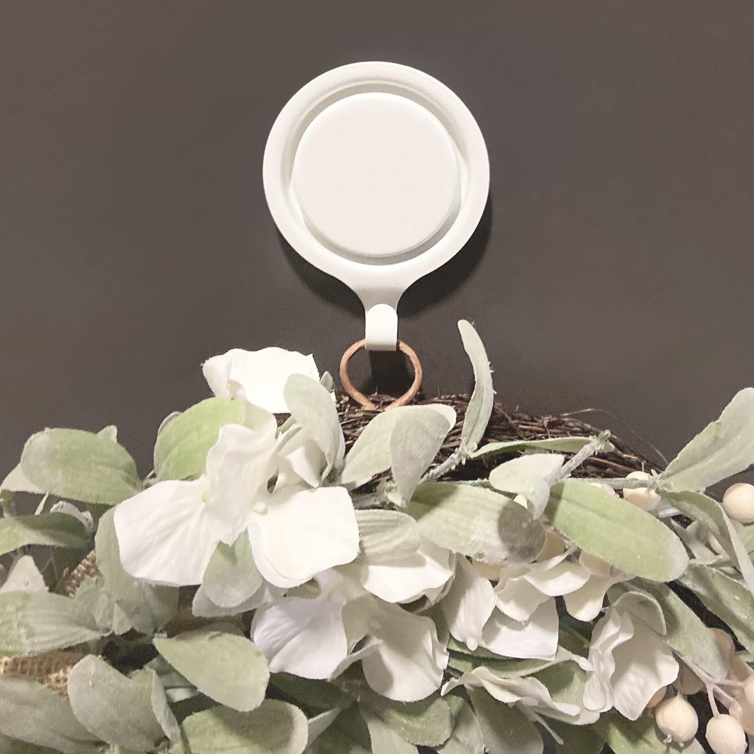 Haute Decor Attract Pinch-Free Magnetic Wreath Hanger White 1 Pack